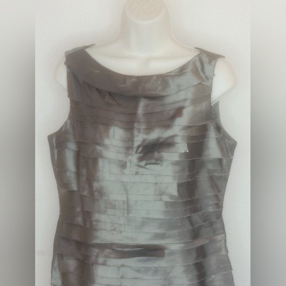Elegant Sleeveless Dress in Metallic Gray London Time Petite 12P - Picture 4 of 10